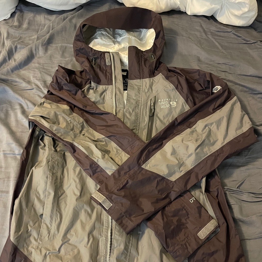 Men's Medium Mountain Hardwear Versteeg Rain Jacket Black/Gray